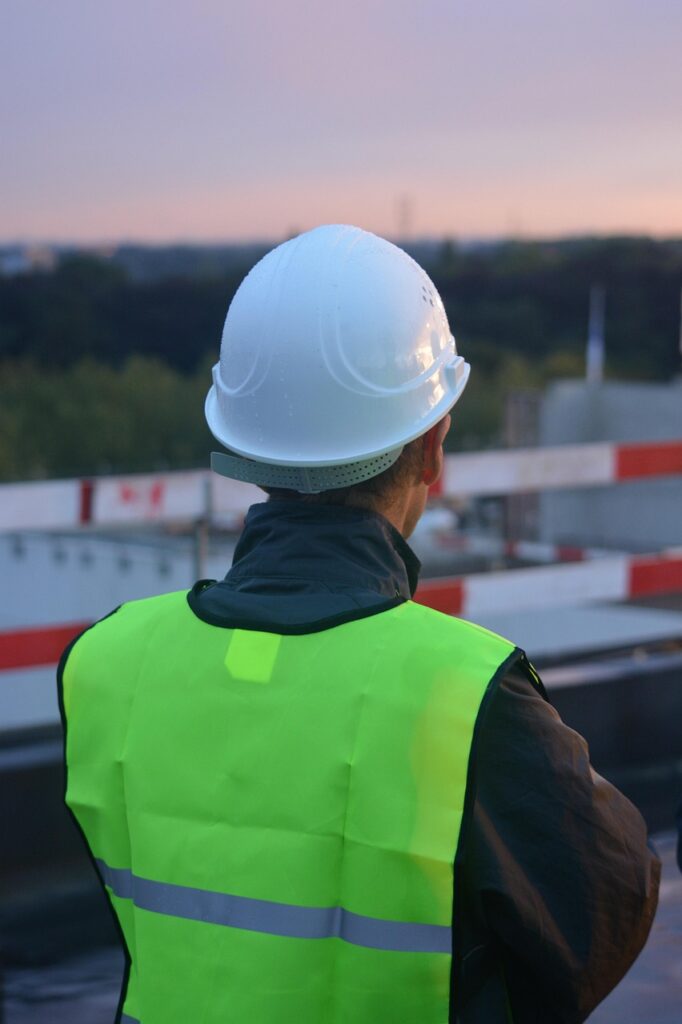 Operatore certificato Scava Rent Sicilia alla guida di escavatore Hyundai AX25 per lavori edili in Sicilia Operatore qualificato alla guida di mezzo Scava Rent Sicilia